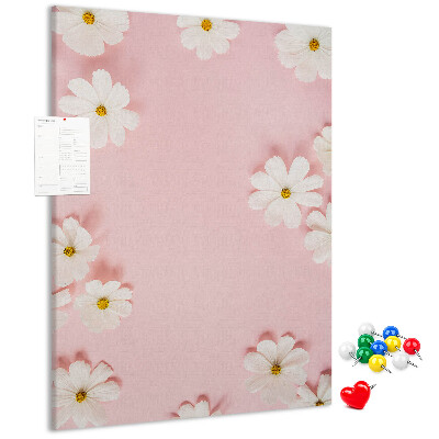 Lavagna in sughero con sfondo rosa e margherite bianche