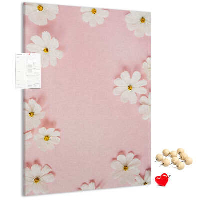 Lavagna in sughero con sfondo rosa e margherite bianche