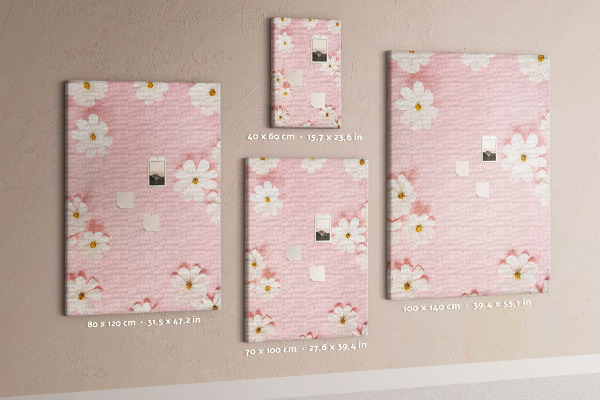 Lavagna in sughero con sfondo rosa e margherite bianche
