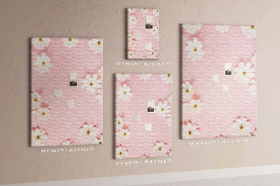 Lavagna in sughero con sfondo rosa e margherite bianche