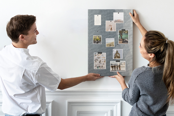 Bacheca di sughero con motivo geometrico in diverse tonalità di grigio