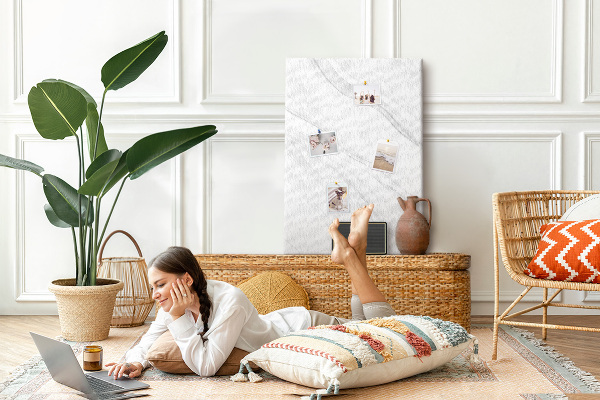 Lavagna in sughero con elegante motivo marmorizzato nelle tonalità del grigio