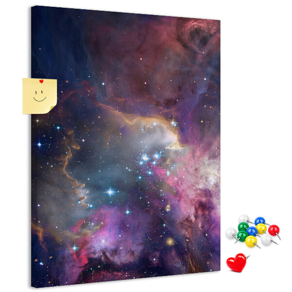 Bacheca di sughero con stampa di una nebulosa cosmica piena di stelle