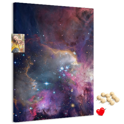 Bacheca di sughero con stampa di una nebulosa cosmica piena di stelle