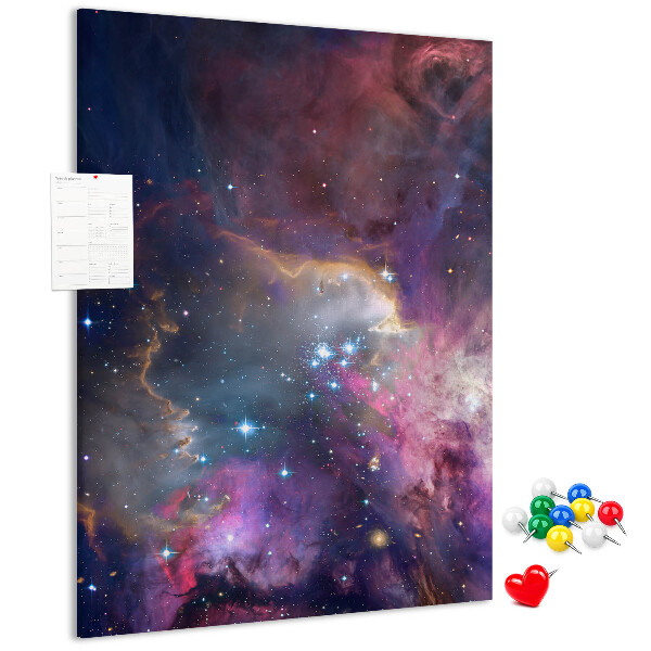 Bacheca di sughero con stampa di una nebulosa cosmica piena di stelle