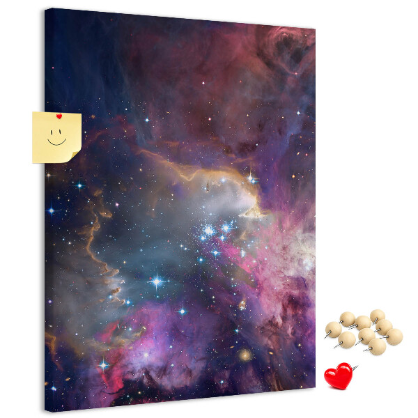 Bacheca di sughero con stampa di una nebulosa cosmica piena di stelle
