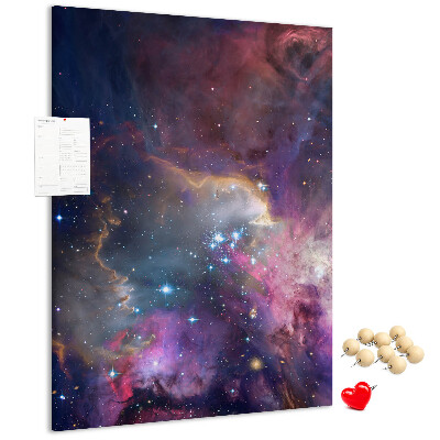 Bacheca di sughero con stampa di una nebulosa cosmica piena di stelle
