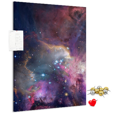 Bacheca di sughero con stampa di una nebulosa cosmica piena di stelle