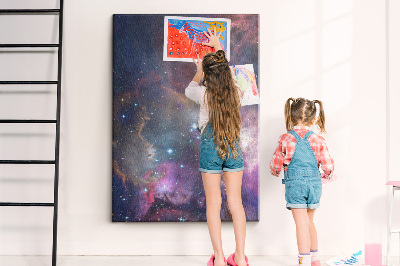 Bacheca di sughero con stampa di una nebulosa cosmica piena di stelle