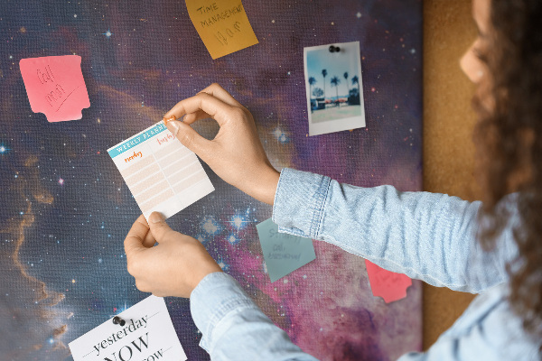 Bacheca di sughero con stampa di una nebulosa cosmica piena di stelle