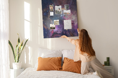 Bacheca di sughero con stampa di una nebulosa cosmica piena di stelle