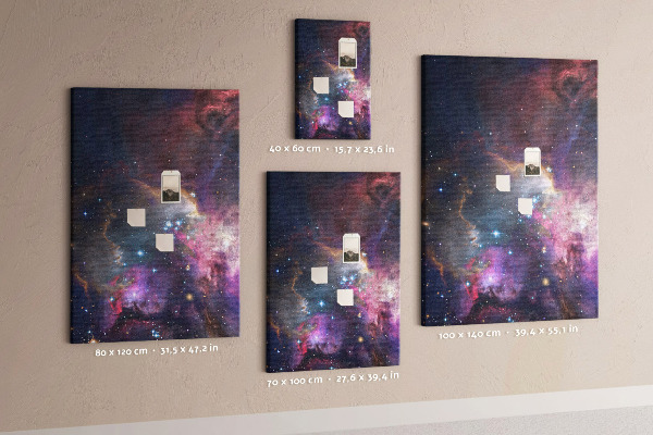 Bacheca di sughero con stampa di una nebulosa cosmica piena di stelle
