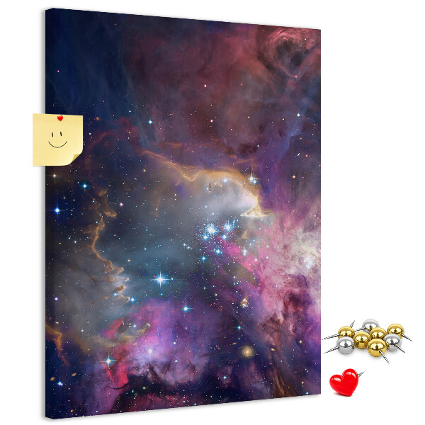 Bacheca di sughero con stampa di una nebulosa cosmica piena di stelle