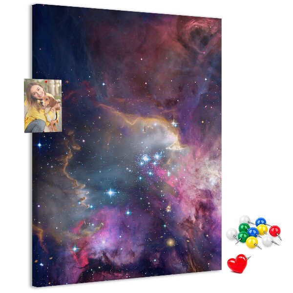 Bacheca di sughero con stampa di una nebulosa cosmica piena di stelle