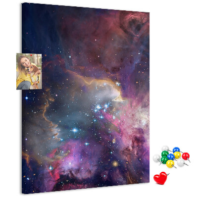 Bacheca di sughero con stampa di una nebulosa cosmica piena di stelle