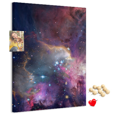Bacheca di sughero con stampa di una nebulosa cosmica piena di stelle