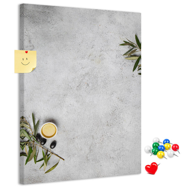 Lavagna in sughero con sfondo minimalista e accenti verde oliva