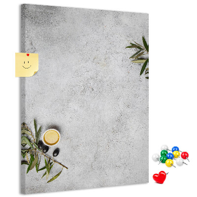 Lavagna in sughero con sfondo minimalista e accenti verde oliva