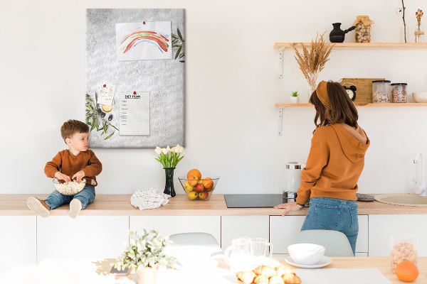 Lavagna in sughero con sfondo minimalista e accenti verde oliva