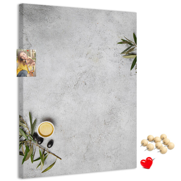Lavagna in sughero con sfondo minimalista e accenti verde oliva