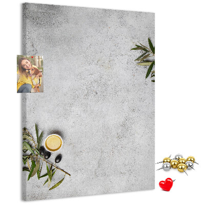 Lavagna in sughero con sfondo minimalista e accenti verde oliva