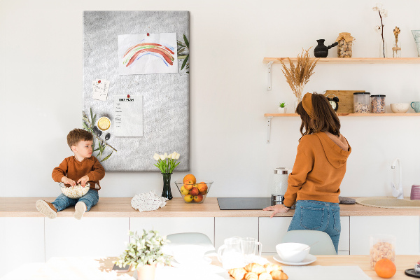 Lavagna in sughero con sfondo minimalista e accenti verde oliva