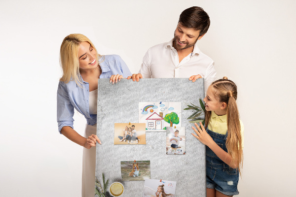 Lavagna in sughero con sfondo minimalista e accenti verde oliva