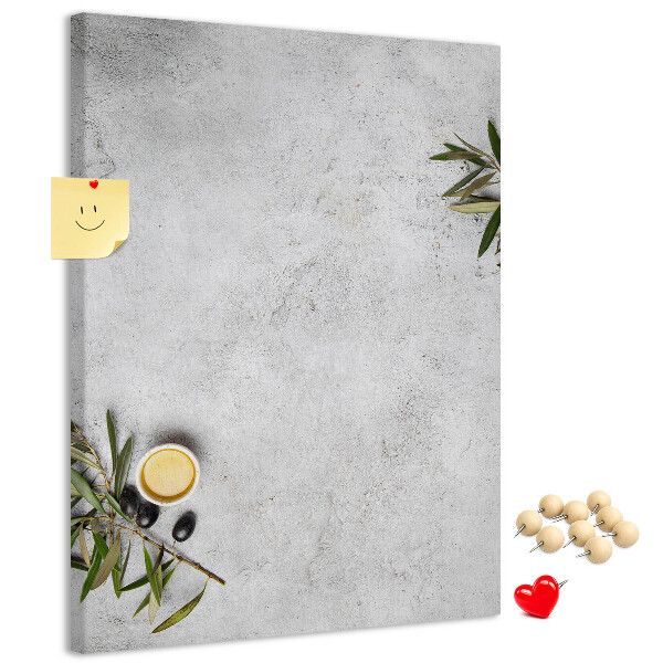 Lavagna in sughero con sfondo minimalista e accenti verde oliva