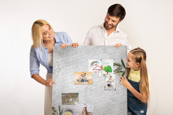 Lavagna in sughero con sfondo minimalista e accenti verde oliva