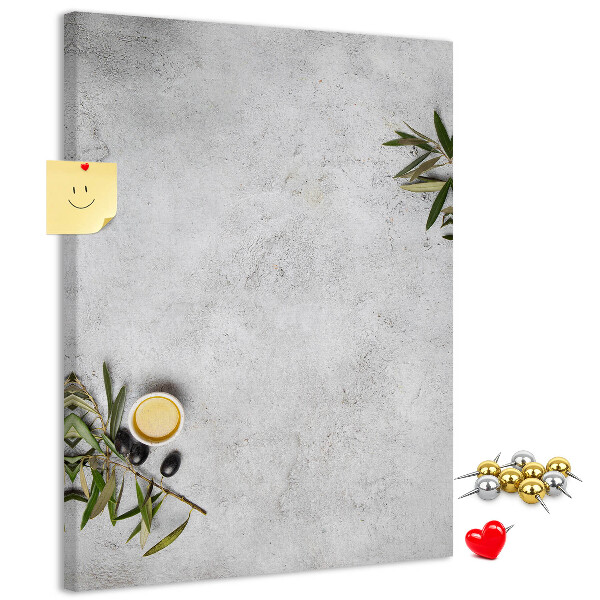 Lavagna in sughero con sfondo minimalista e accenti verde oliva