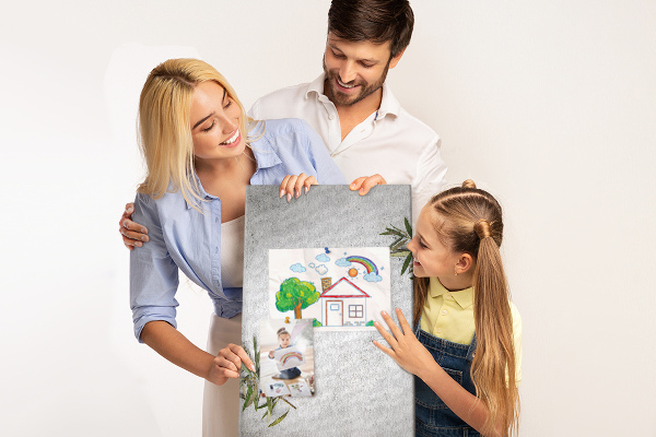Lavagna in sughero con sfondo minimalista e accenti verde oliva