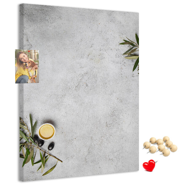 Lavagna in sughero con sfondo minimalista e accenti verde oliva