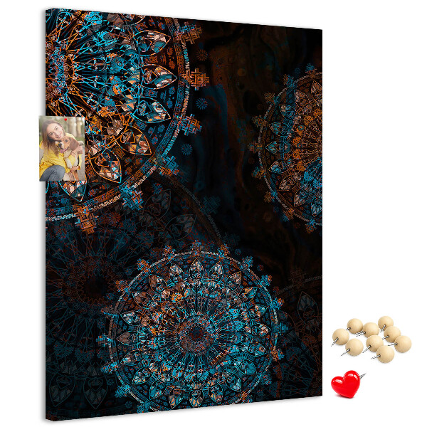 Bacheca di sughero con intricati motivi mandala su sfondo scuro