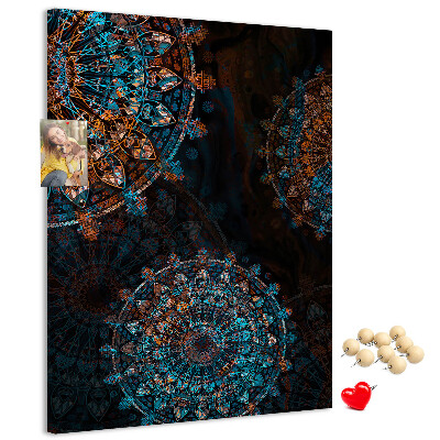 Bacheca di sughero con intricati motivi mandala su sfondo scuro