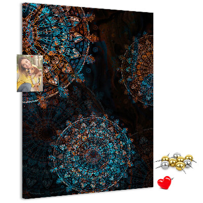 Bacheca di sughero con intricati motivi mandala su sfondo scuro
