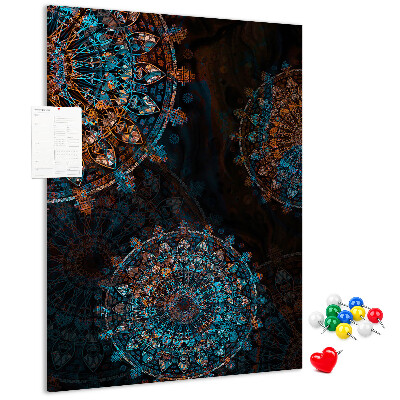 Bacheca di sughero con intricati motivi mandala su sfondo scuro