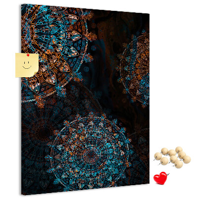 Bacheca di sughero con intricati motivi mandala su sfondo scuro
