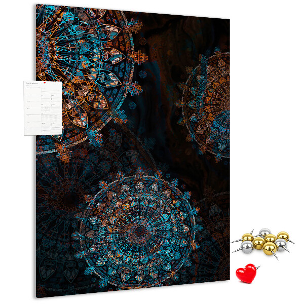 Bacheca di sughero con intricati motivi mandala su sfondo scuro