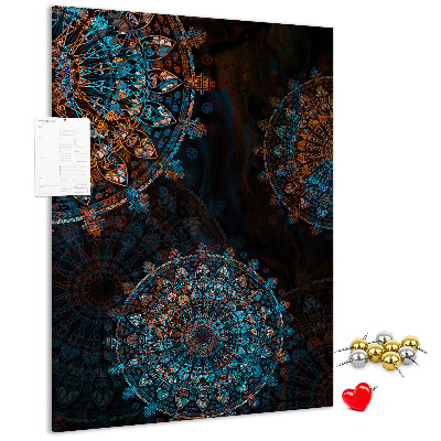 Bacheca di sughero con intricati motivi mandala su sfondo scuro