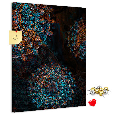 Bacheca di sughero con intricati motivi mandala su sfondo scuro