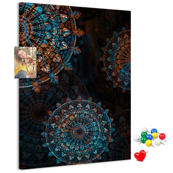 Bacheca di sughero con intricati motivi mandala su sfondo scuro