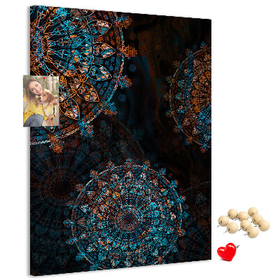 Bacheca di sughero con intricati motivi mandala su sfondo scuro