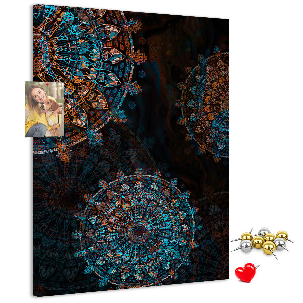 Bacheca di sughero con intricati motivi mandala su sfondo scuro