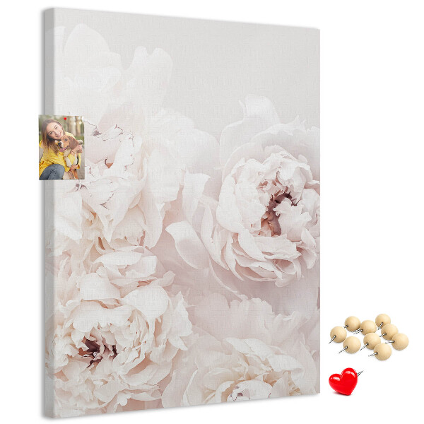 Bacheca di sughero con stampa di peonie delicate dalle tonalità chiare