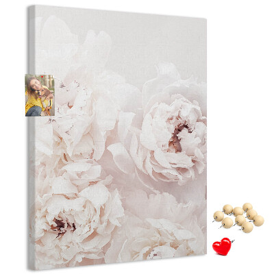 Bacheca di sughero con stampa di peonie delicate dalle tonalità chiare