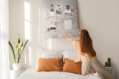 Bacheca di sughero con stampa di peonie delicate dalle tonalità chiare