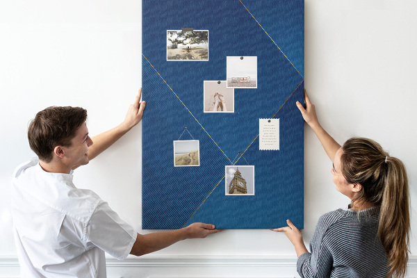 Bacheca di sughero con design moderno nei toni del blu