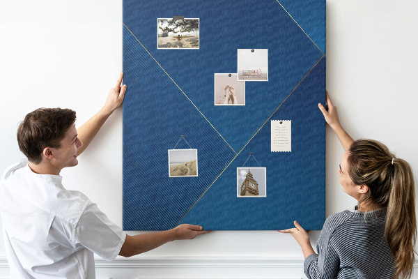 Bacheca di sughero con design moderno nei toni del blu