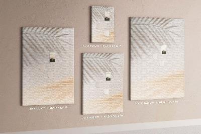 Bacheca di sughero con delicate ombre di palme su sfondo chiaro