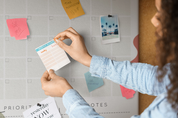 Bacheca di sughero agenda mensile colorata con forme astratte